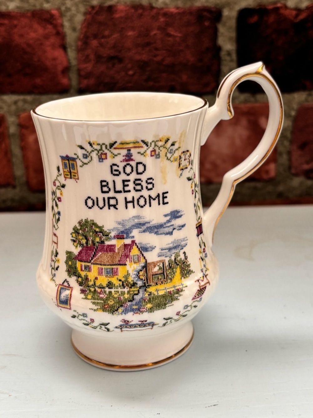 ROYAL WINDSOR Off White Mug with Multicolor Cottage and Gold Trim. Happy!
8 oz.